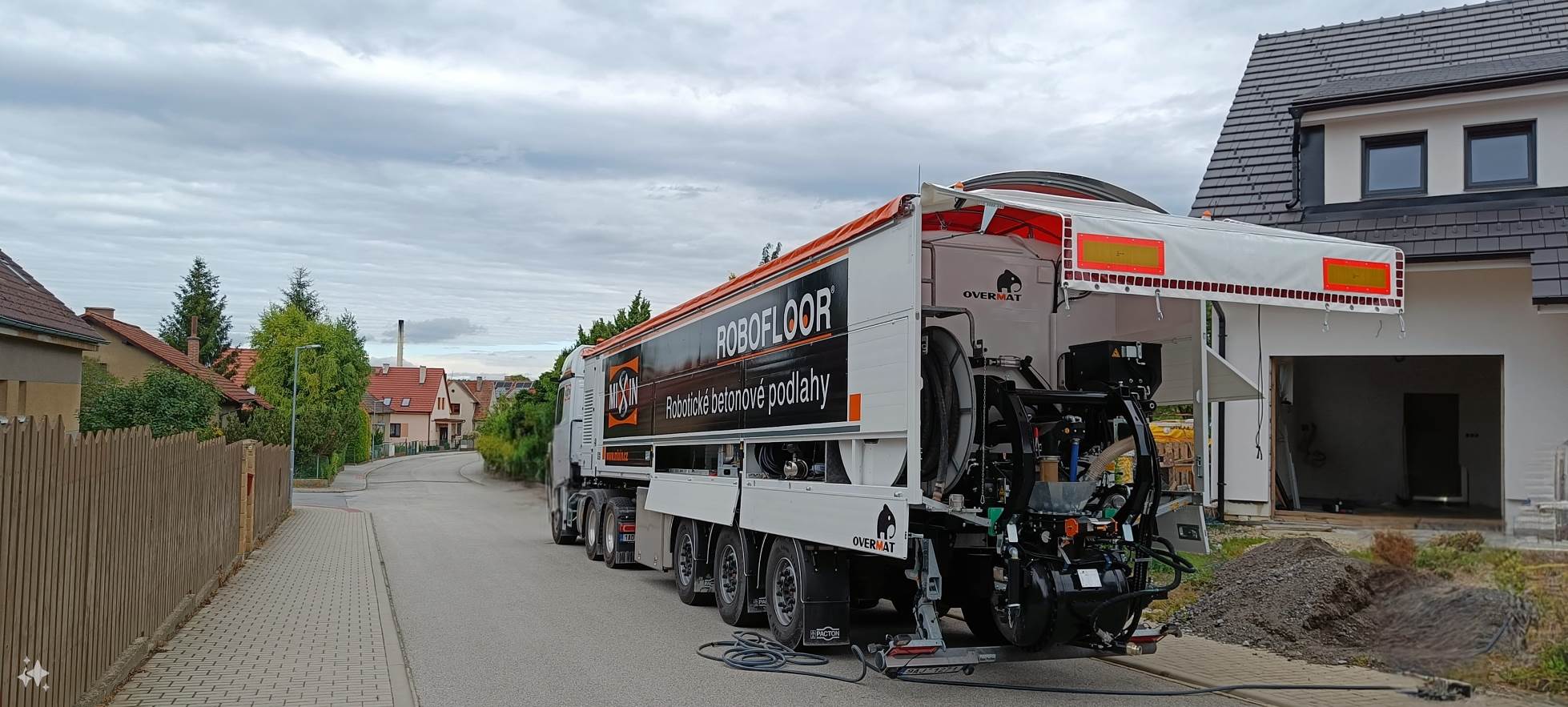 Mixmobil, stojící v ulici