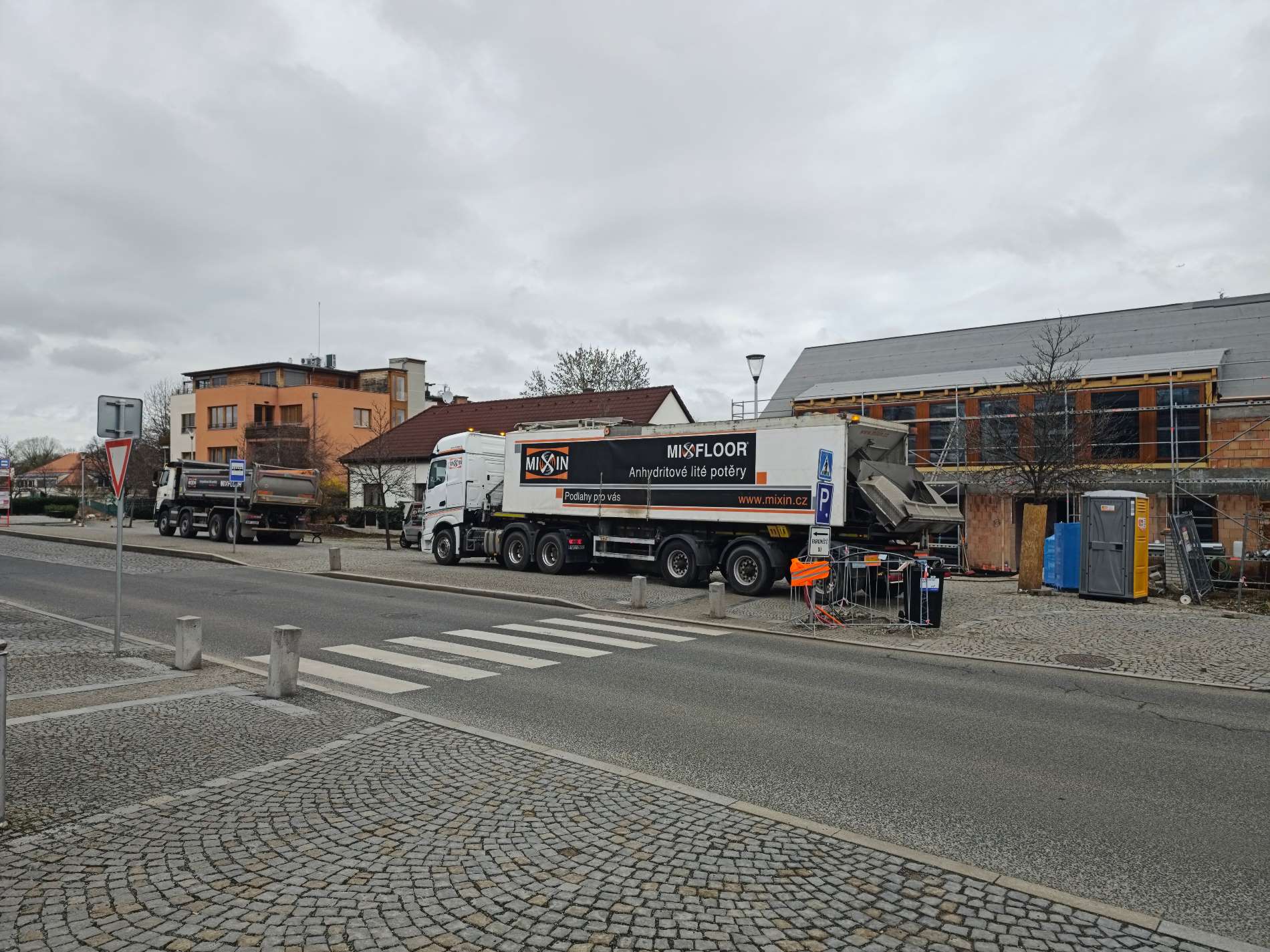 Vůz Mixmobil stojící na ulici